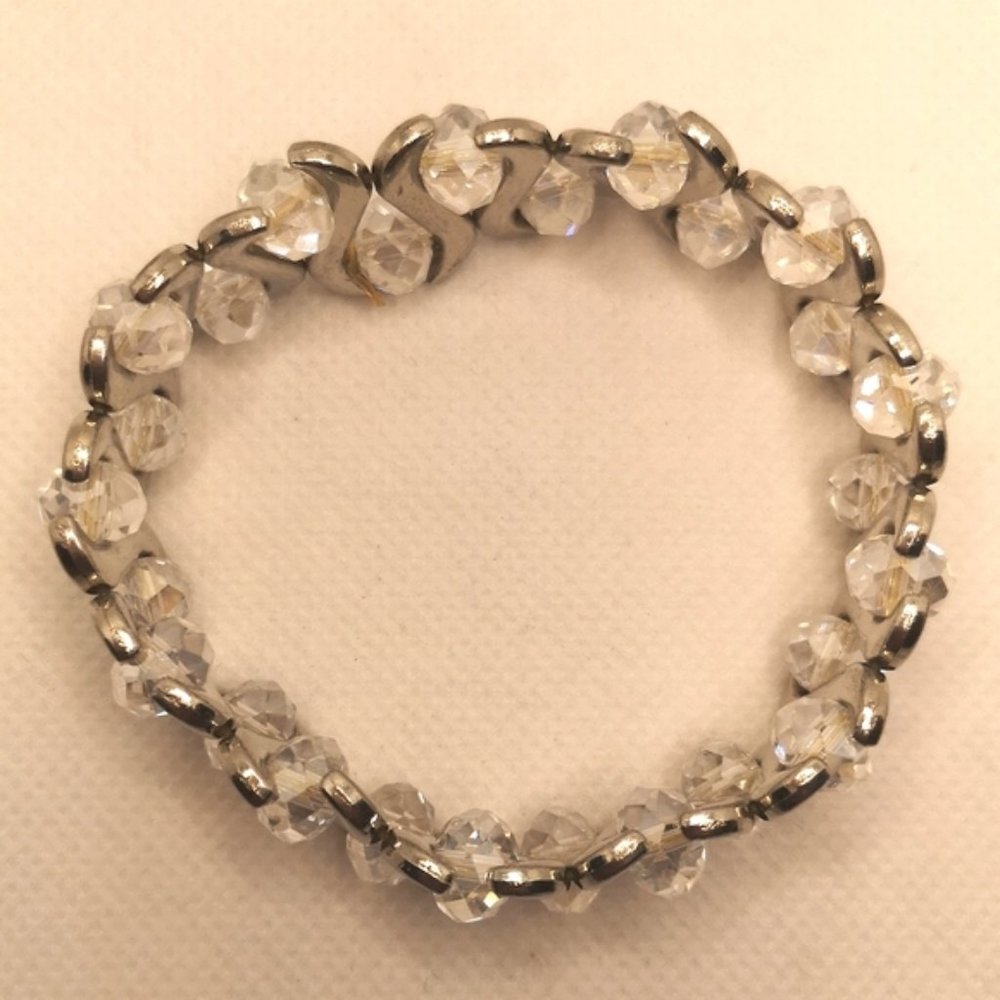 Silver Tone Stretch Bracelet With Facetted Glass Beads